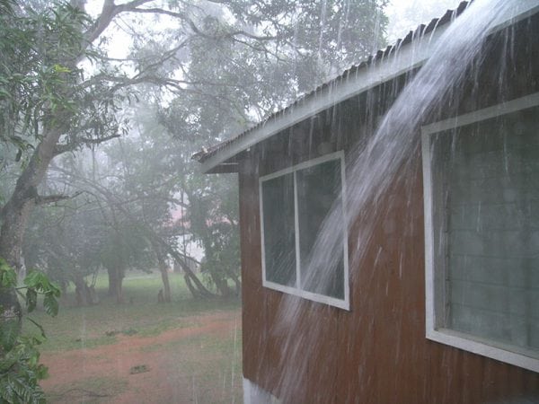 Maison sous la pluie