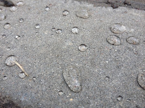 L'eau ne sature pas la surface