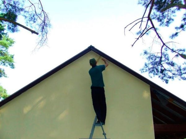 Peignez le fronton avec un rouleau