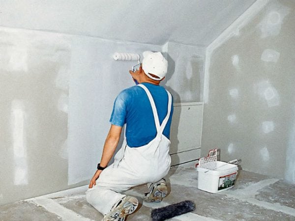 Priming dinding drywall