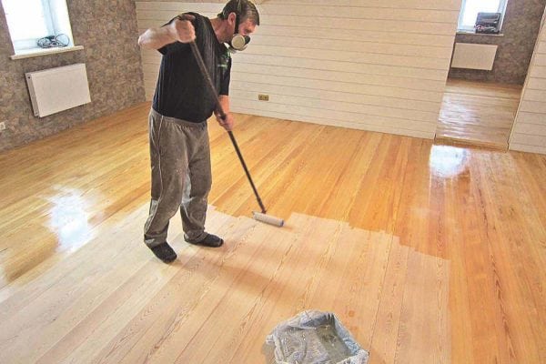 Application of varnish on the parquet