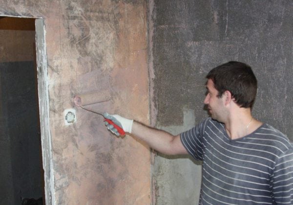 L'homme met un contact concret sur le mur