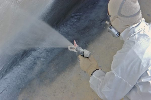 Painting a wall with a spray gun