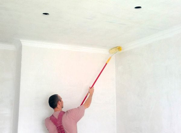 Before starting work, you need to draw a wide line along the edges of the ceiling