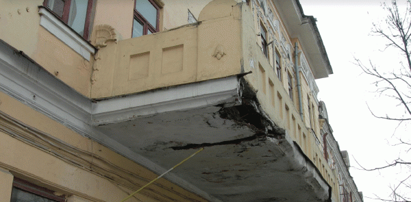 Vieux béton sur le balcon