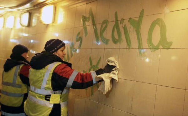 Graffitis lavant les murs