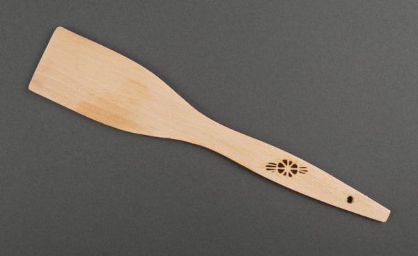 Spatule en bois pour remuer la composition lors de la cuisson de l'apprêt