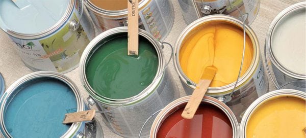 Peintures de différentes couleurs pour le bois