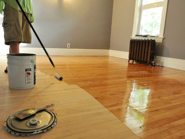 Application of varnish on the parquet