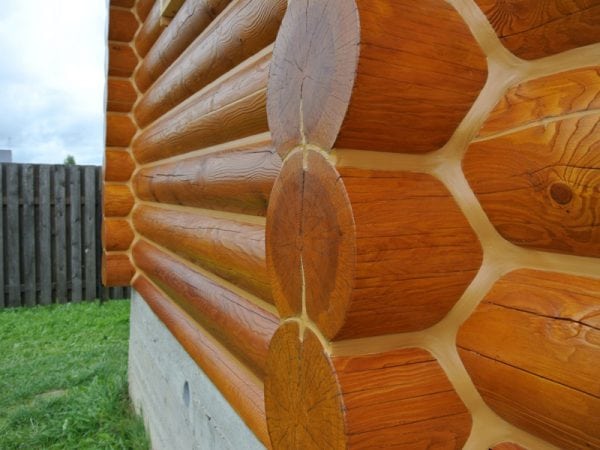 Mur de maison en bois peint peint