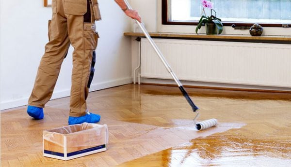 Varnishing sàn với một con lăn