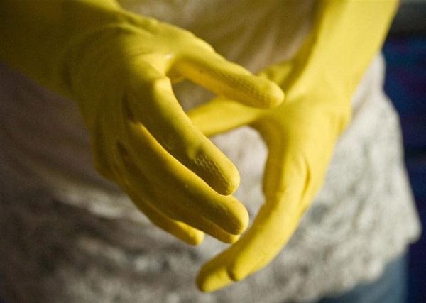 Hand protection with rubber gloves