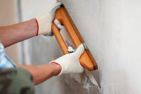 Puttying the walls after plastering