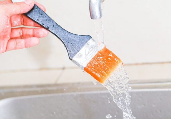 Une brosse doit être trempée pendant quelques heures dans l'eau