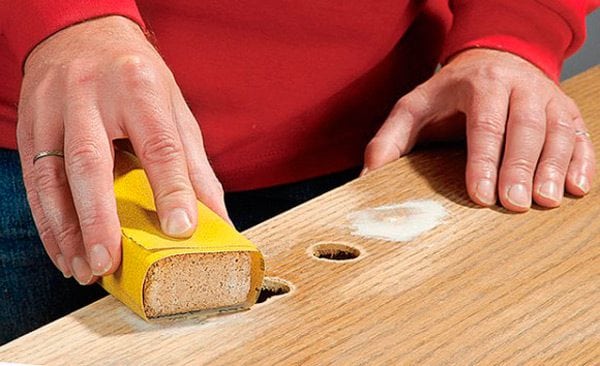 Manual polishing of veneered doors