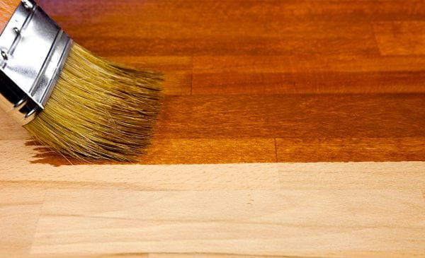 Application of varnish on the parquet