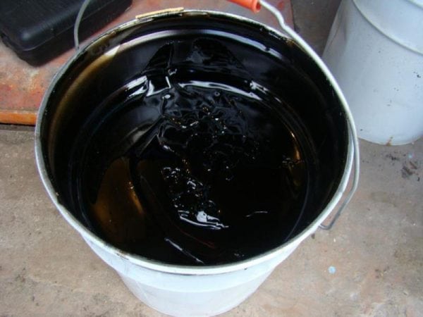 Primer bitumen dalam baldi