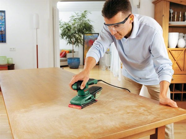 Preparing a wooden table for varnishing