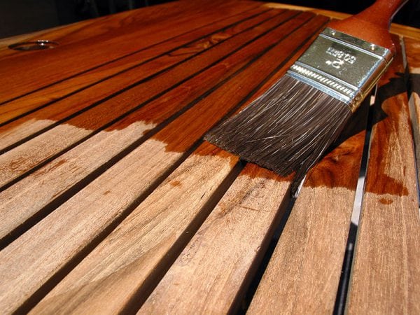 Nous couvrons le parquet avec du vernis