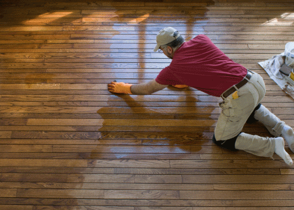 Varnishing a wooden floor