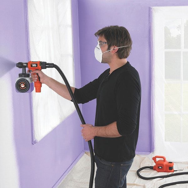 Application of paint on the wall with a spray gun