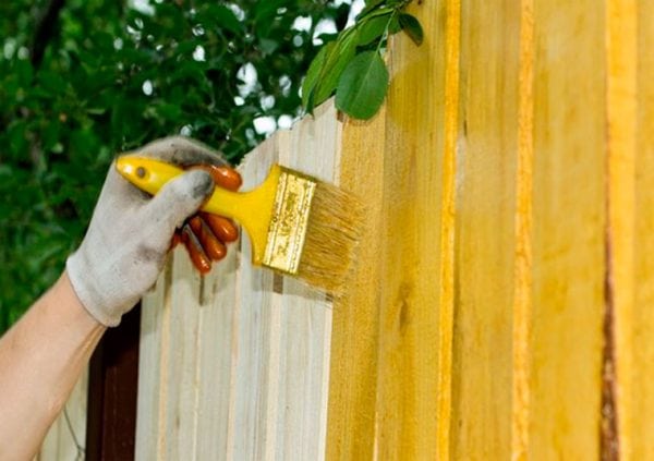 Peindre une clôture en bois