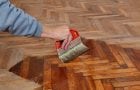 Revêtement de parquet avec vernis alkyde-uréthane