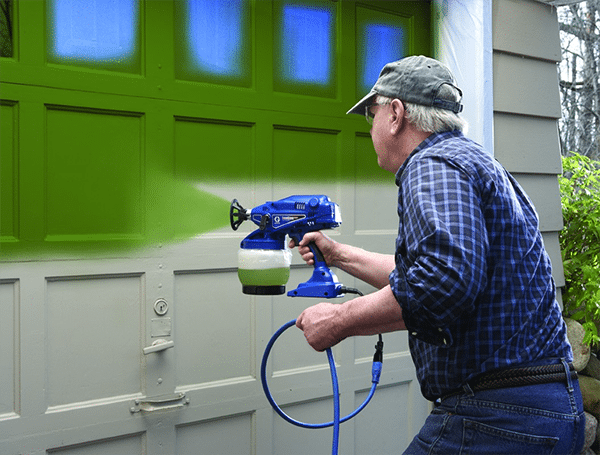 Peinture de garage avec un pistolet pulvérisateur