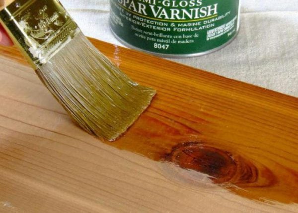 Application of alkyd varnish