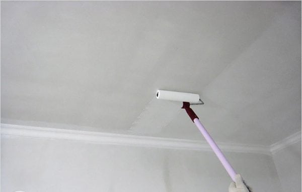 Application of a primer on a whitewashed ceiling