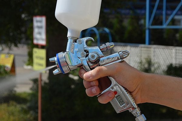 Pneumatic spray gun