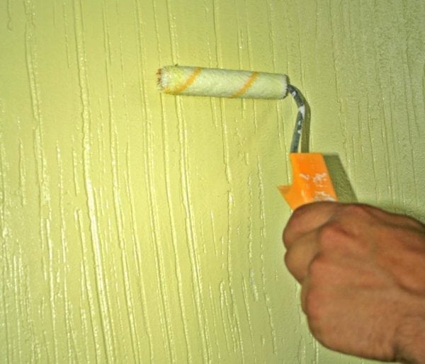 Application of pearlescent paint on the wall using a roller