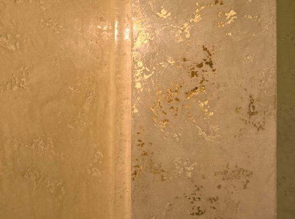 Wall painted in beige color with underlining elements in mother-of-pearl paint