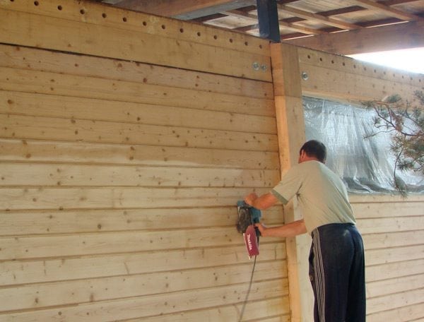 Ponçage d'une surface en bois