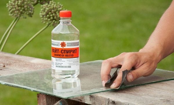 Cleaning the glass surface from white spirit