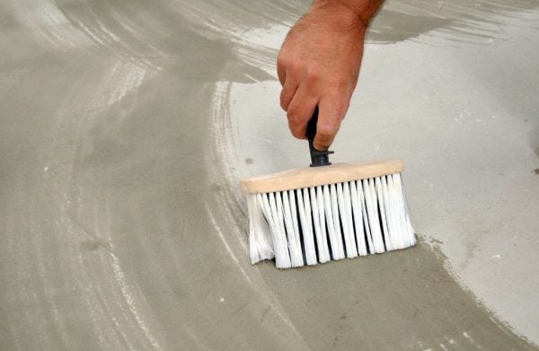 Painting the concrete surface of the garage