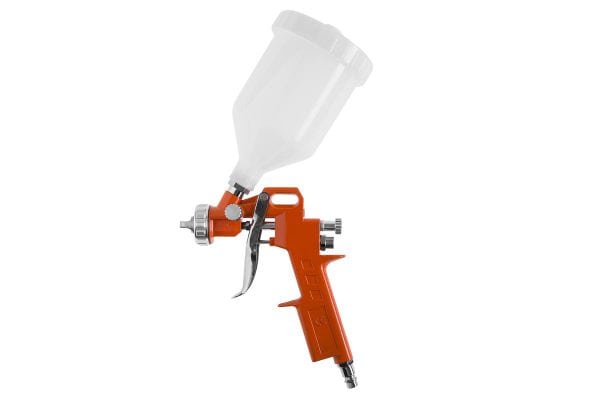 Pneumatic spray gun for water based paint