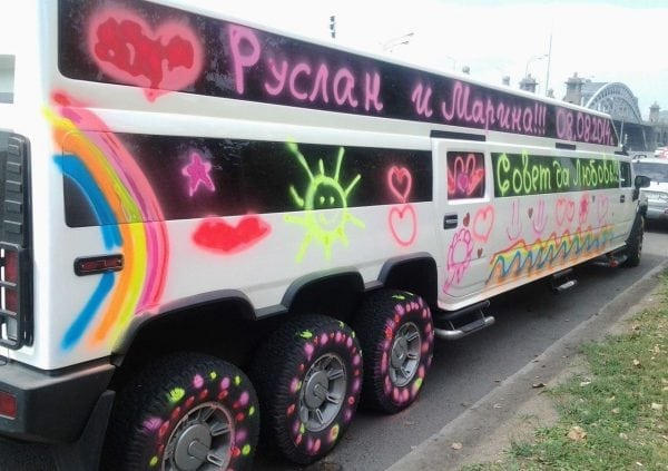 Peinture en aérosol à la craie lors d'un mariage