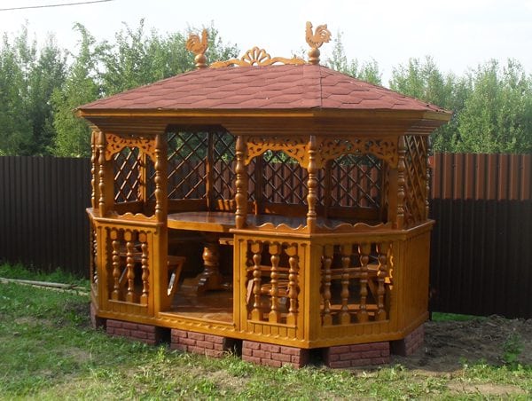 Gazebo en bois peint