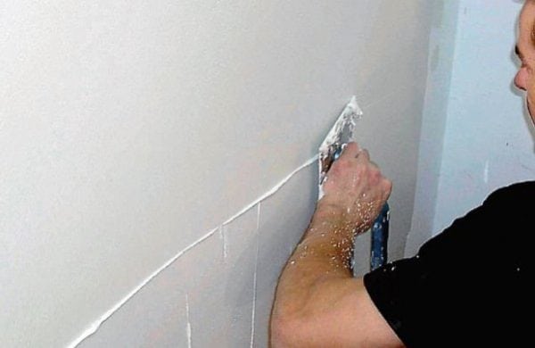 Mastic de finition sur les murs pour la peinture