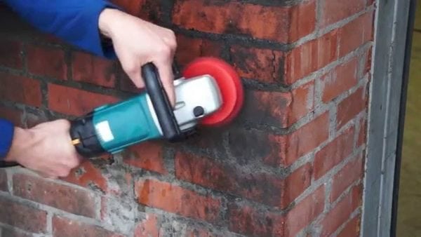 Preparation of a brick wall for painting