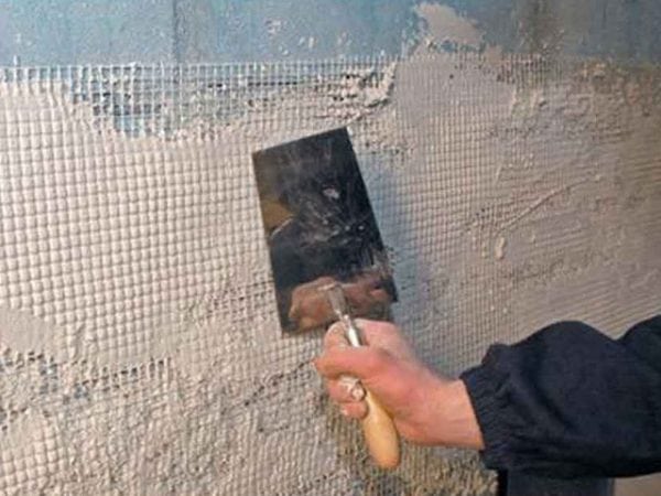 Plaster reinforcement with metal mesh