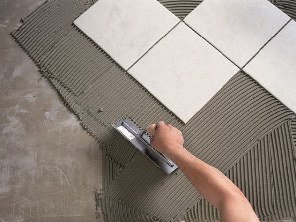 Pose de carreaux de céramique sur le mur