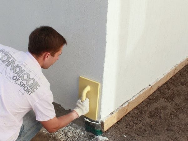 Puttying the facade of the building