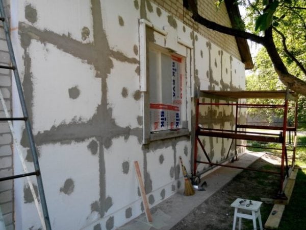 Hard putty of the walls warmed by polyfoam