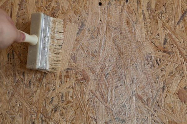 Áp dụng sơn lót trên tường của OSB