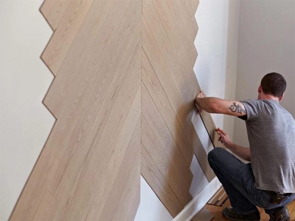 Gluing the laminate to the wall