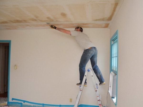 Retirez la colle du plafond