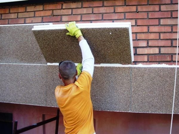 Lors du collage du polystyrène sur la façade de la maison, des adhésifs antigel doivent être utilisés