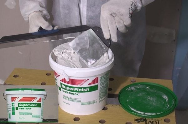 Sheetrock putty được bán sẵn để sử dụng